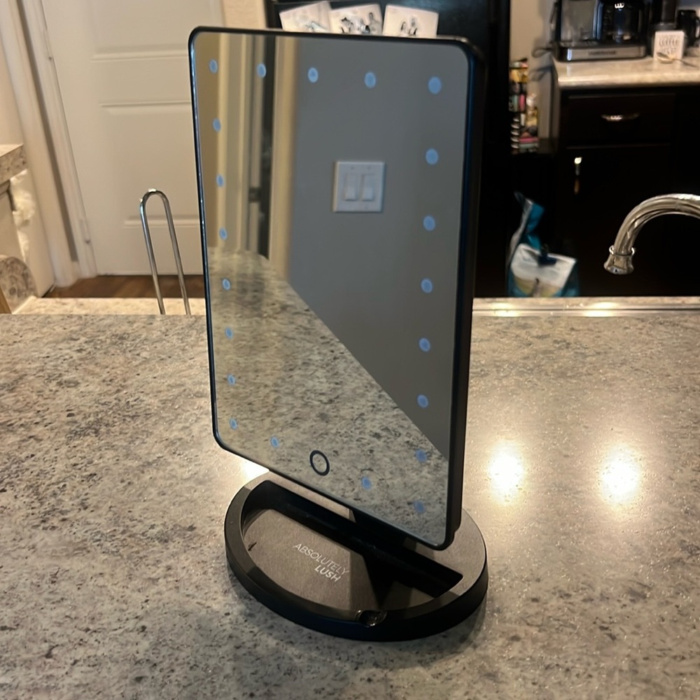 Standing handheld mirror